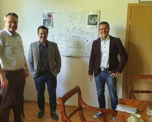 Dyrektor IChF PAN dr hab. Adam Kubas, prof. dr hab. Juan Carlos Colmenares Quintero i prof. dr Ramón Fernando Colmenares Quintero.