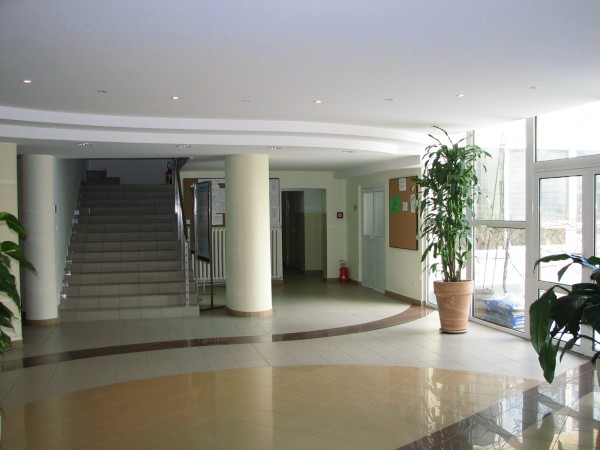 Galeria zdjęć IChF PAN - kategoria: Instytut - Główny hol w budynku administracyjnym IChF PAN.