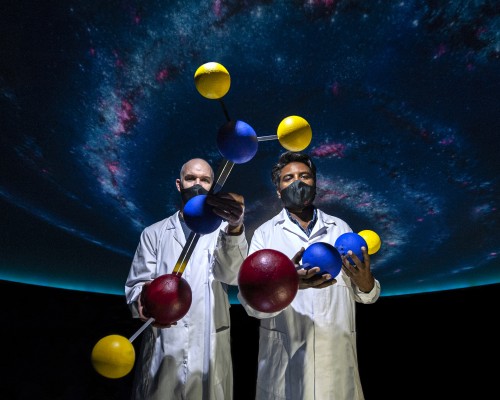 Współautorzy badań dr Arunlibertsen Lawzer i dr Thomas Custer prezentują modele cząsteczek interesujących z punktu widzenia astrochemii. Zdjęcie zostało wykonane w nowoczesnym planetarium Centrum Nauki Kopernik. źródło: IChF PAN, fot: Grzegorz Krzyżewski