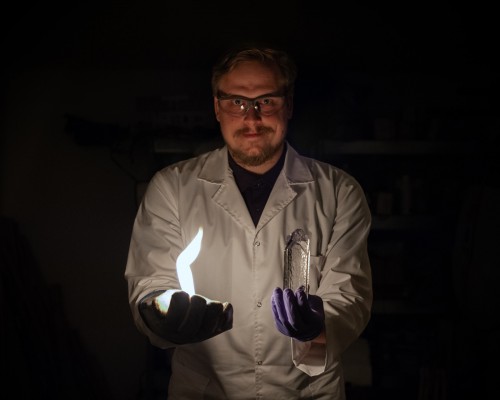 Controlling the uncontrollable compound. Researchers at the IPC PAS have trapped highly flammable compounds in the a tiny capsule that form a crystal. Photo courtesy: Grzegorz Krzyzewski