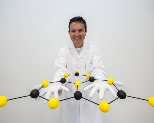 Scientists at the IPC PAS have developed a material that cleans water of harmful pollutants more cheaply, quickly and efficiently, and helps produce compounds that are needed by the pharmaceutical industry, among others. Photo courtesy: Grzegorz Krzyzewski