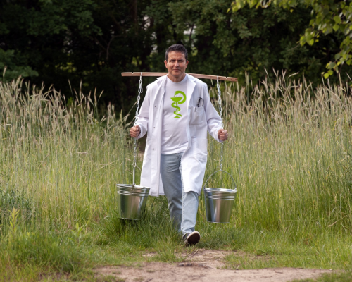 2in1 - researchers from IPC PAS present a photocatalyst that offers low-cost fabrication of chemicals important in many industries and removal of contaminants from water. Photo courtesy: Grzegorz Krzyzewski