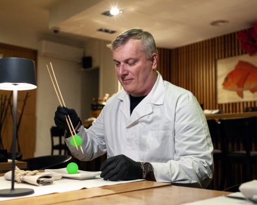 How can the shape of microfibers be controlled? Scientists from the Institute of Physical Chemistry of the Polish Academy of Sciences have found a way. Thanks to their discovery, carbon fibers act like tweezers. The photo was taken thanks to the kind cooperation of the Izumi Sushi Mokotowska in Warsaw. Photo by: Grzegorz Krzyzewski