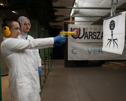 Precyzyjna kontrola bakteriofagów z wykorzystaniem nanocząstek polimerów przewodzących bez uszkadzania bakterii. Zdjęcie zrealizowane dzięki uprzejmości Strzelnicy Warszawianka. Fot: Grzegorz Krzyżewski