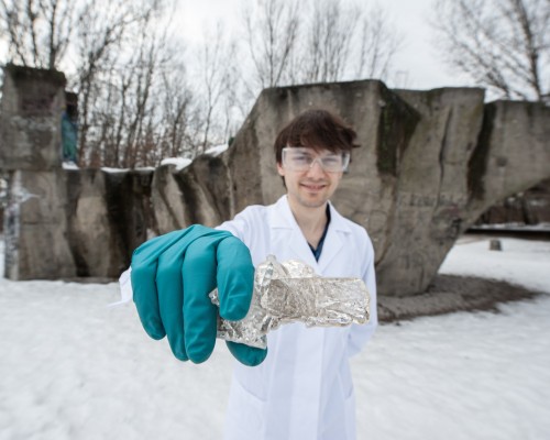 Scientists from the Institute of Physical Chemistry of the Polish Academy of Sciences have presented a new method for producing extremely small crystals by mimicking processes occurring in nature. The process involves the controlled transformation of a crystal into very small quantum dots. Photo: Grzegorz Krzyżewski