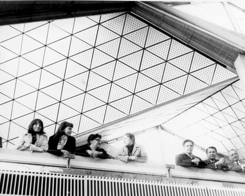 W oczekiwaniu w sali przylotów (Okęcie) na zagranicznego gościa Instytutu. W tych czasach istniał zwyczaj troskliwej opieki nad zapraszanymi gośćmi (szczególnie z tzw. wolnego świata) od lewej dr Joanna Kasperkiewicz, dr Irmina Ratajczyk, prof. Wacława Palczewska, dr Irena Szymerska.