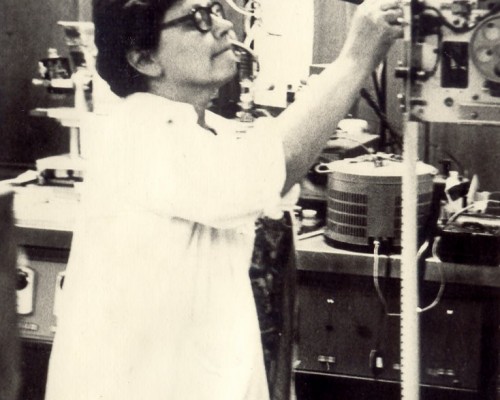 prof. dr Wacława Palczewska w trakcie eksperymentowania przy pierwszym w IChF 'firmowym' dyfraktometrze firmy Rigaku-Denki, na którym zainstalowano własnej konstrukcji kamerę do badań dyfrakcyjnych w środowisku reakcji chemicznej (lata 70-te XX w). Sprzęt ten cieszył się sporą popularnością w Instytucie i korzystała z niego ok. połowa zakładów.