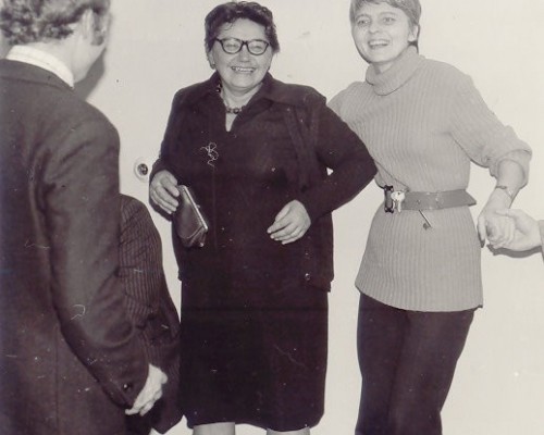 W trakcie imprezy konferencyjnej - pani prof. Palczewska broni się przed zaproszeniem do tańca.