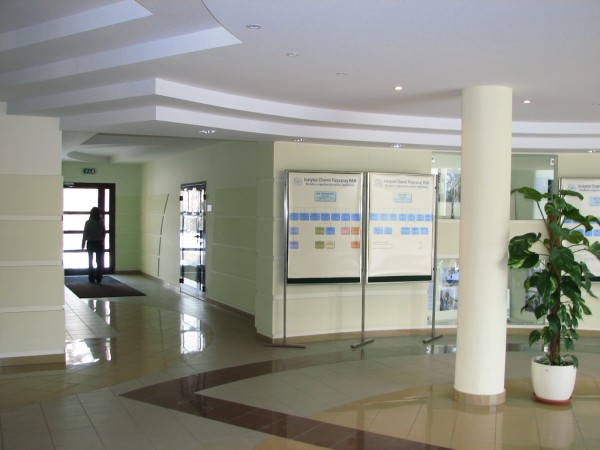 Galeria zdjęć IChF PAN - kategoria: Instytut - Główny hol w budynku administracyjnym IChF PAN.