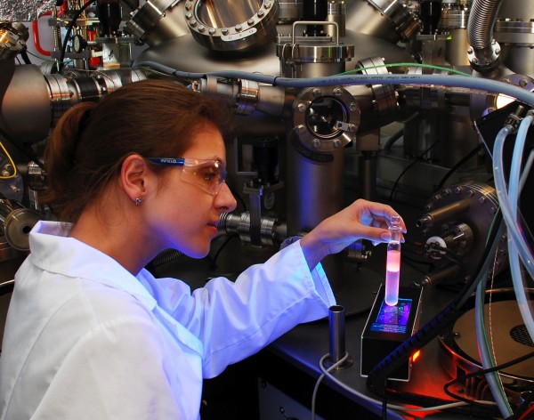 Galeria zdjęć IChF PAN - kategoria: Badania - Doktorantka Ewelina Kalwarczyk z IChF PAN z próbką, w której odseparowano fluorescencyjne nanocząstki półprzewodnikowe.