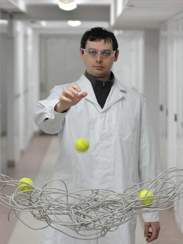 Photo gallery - category: Research - The viscosity does not depend only on the microscopic structure of a complex fluid (in the picture a cable coil represents polymer coils in a liquid), but also on the size of the probe used (represented by a tennis ball in the demonstration).