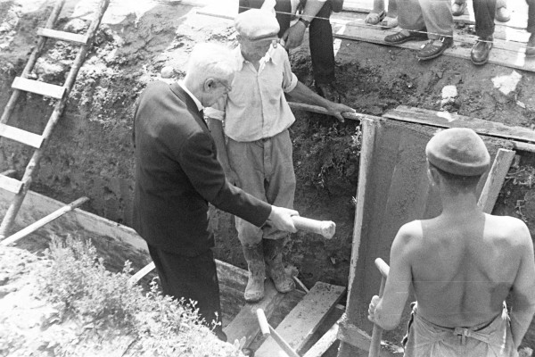 Photo gallery - category: Institute under construction and other archival photos - Laying the foundation stone for the IPC PAS administration building.