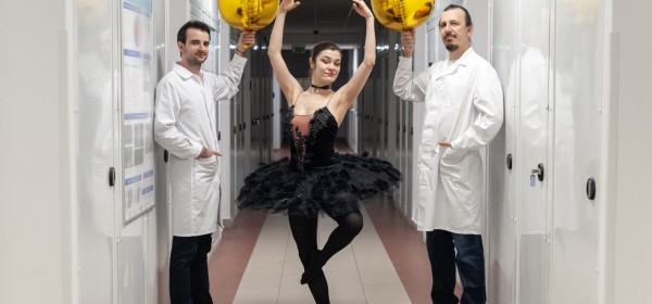 Stop the dancing! A new way to stabilize single-molecule in SERS