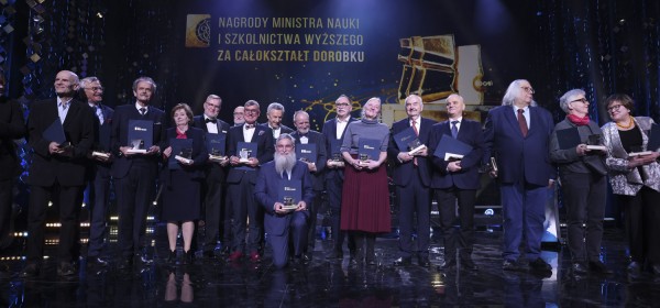 „Kombinacja ciekawości i cierpliwości” – profesorowie J. Waluk, R. Szmigielski i P. Garstecki uhonorowani Nagrodą Ministra Nauki