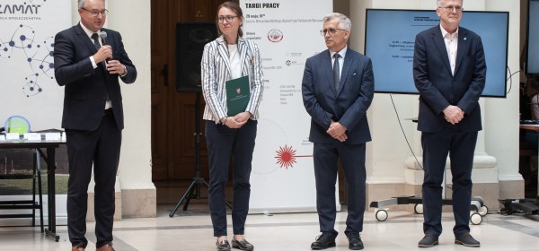 Wywiad z Marszałkiem Województwa Mazowieckiego, dr. n. med. Adamem Struzikiem, z okazji V Międzynarodowych Fotoniczno-Kwantowych Targów Pracy, współorganizowanych przez Instytut Chemii Fizycznej PAN
