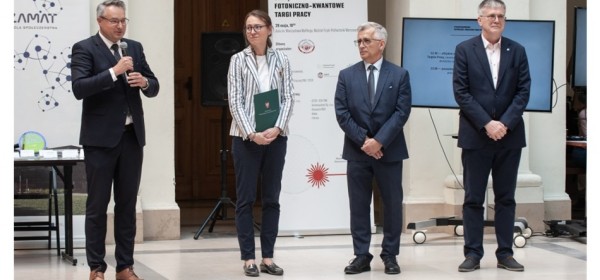 Wywiad z Marszałkiem Województwa Mazowieckiego, dr. n. med. Adamem Struzikiem, z okazji V Międzynarodowych Fotoniczno-Kwantowych Targów Pracy, współorganizowanych przez Instytut Chemii Fizycznej PAN