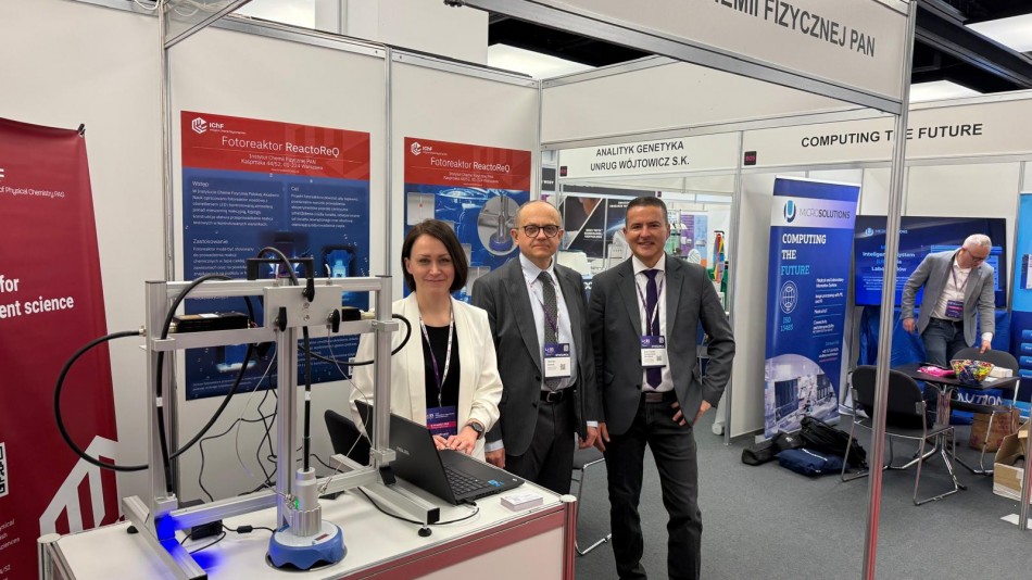 Prezentacja opracowanego w Instytucie fotoreaktora „ReactoReQ” na targach Labs Expo 2026